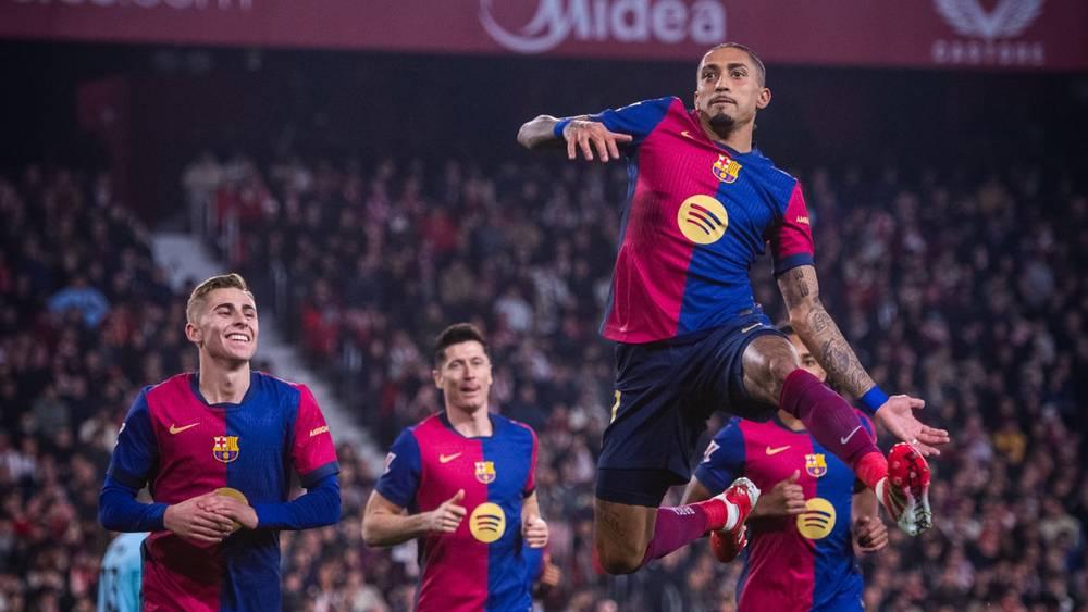 "الليغا"/ برشلونة يفوز على إشبيلية (1-4) ويُقلص الفارق مع ريال مدريد المتصدر إلى نُقطتين