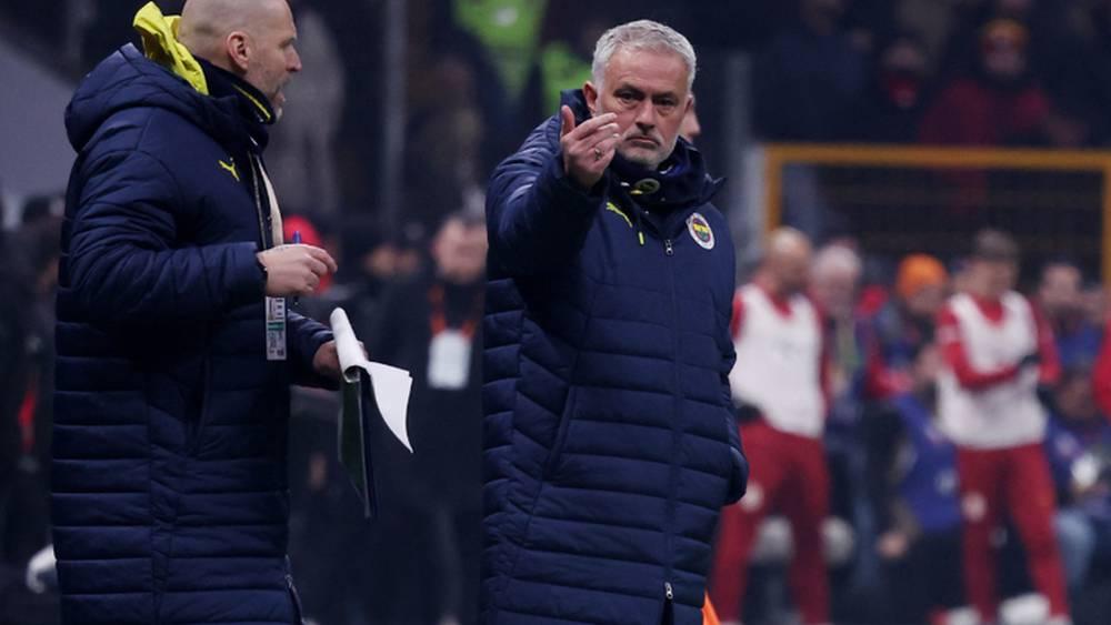 غلطة سراي يتقدم بشكوى ضد مورينيو بعد وصف لاعبيه بـ"القردة" عقب "ديربي إسطنبول"