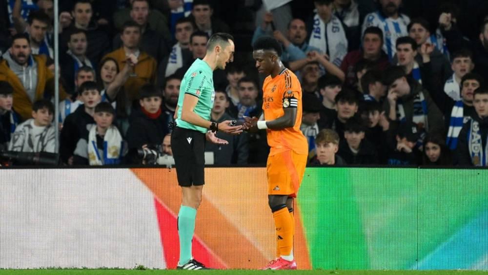 مرة أخرى.. فينيسيوس ضحية العنصرية بعد ضبط مشجع لسوسيداد يقوم بحركات "القردة"!