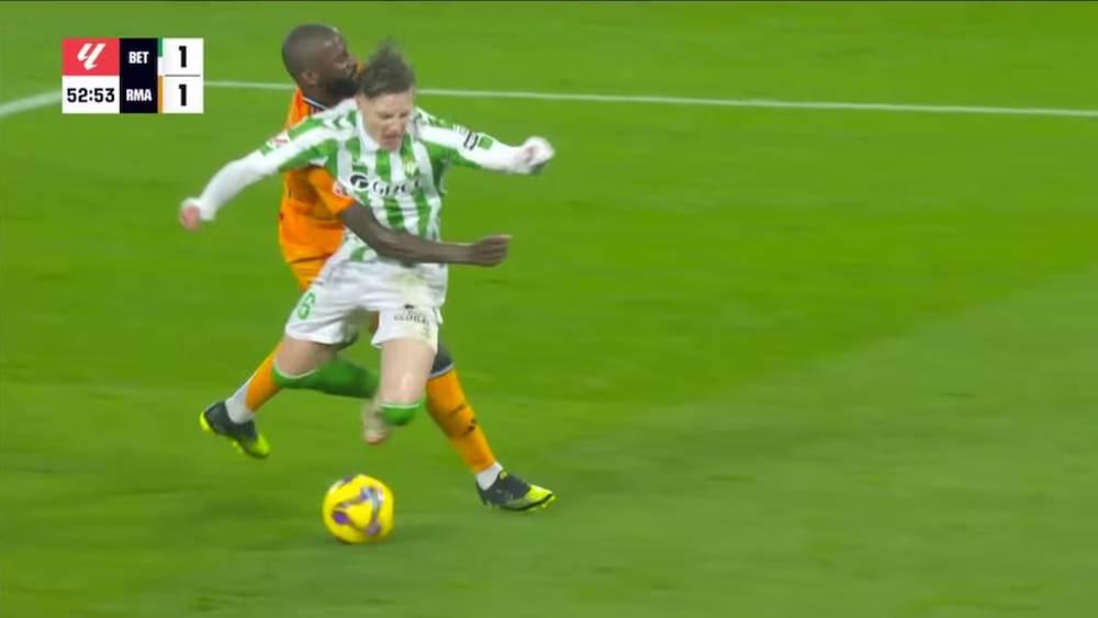 خبير التحكيم لصحيفة 'آس': "روديغير استحق الطرد ضد بيتيس"