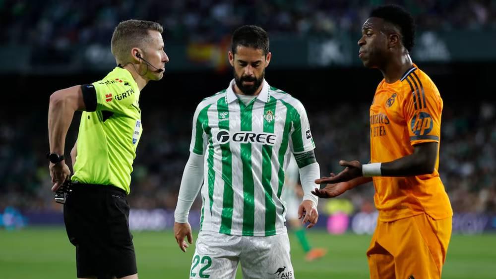 فينيسيوس يحتج من جديد على التحكيم: "نعم فيني دائمًا ينال البطاقة الصفراء!"