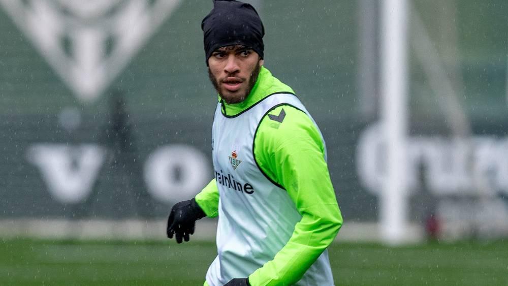 بعد غيابه أمام ريال مدريد بسبب الإصابة.. الزلزولي يسجل عودته إلى تداريب ريال بيتيس