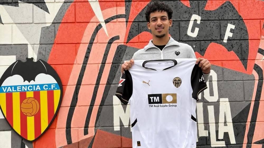 فالنسيا يجدد عقد المغربي إسماعيل العود: "سعيد جدًا بقدرتي على الاستمرار في النمو في هذا النادي"