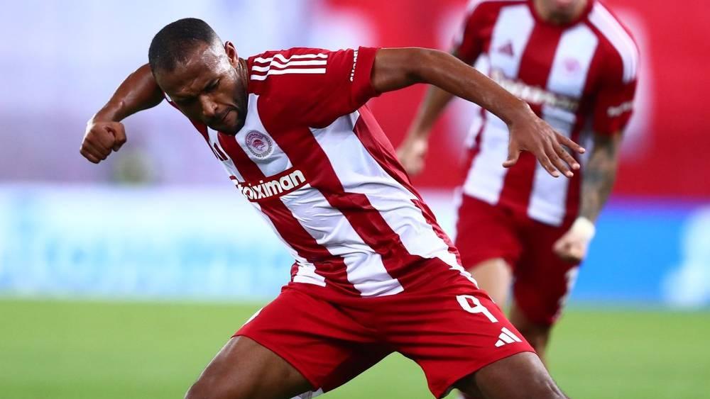 الطاقم الطبي لأولمبياكوس يسارع الزمن لتجهيز الكعبي قبل مباراة الديربي أمام باناثينايكوس