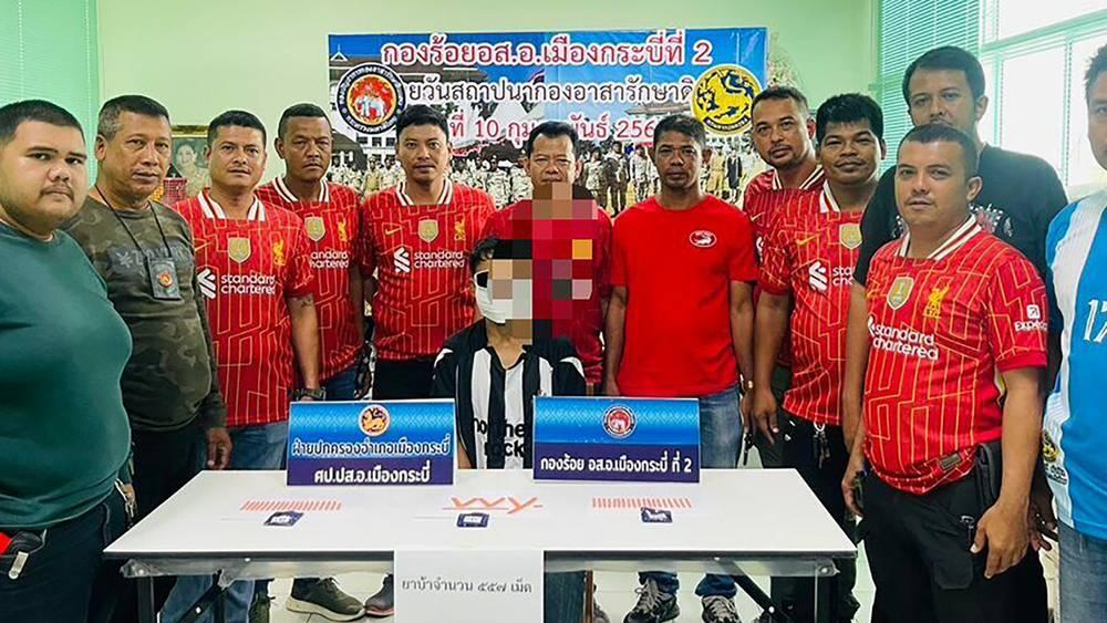 رجال شرطة في تايلاند يتنكرون بقميص ليفربول لإلقاء القبض على تاجر مخدرات!