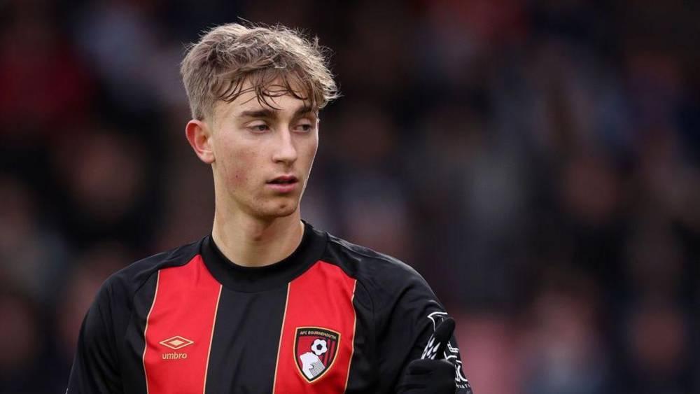 هويسين مدافع بورنموث: "لا أدخن الماريخوانا فعيناي نائمتين.. هكذا وُلدت!"