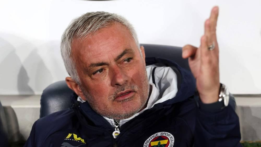 رسميا/ إيقاف مورينيو 3 مباريات في كأس تركيا بعد واقعة الاعتداء على مدرب غلطة سراي