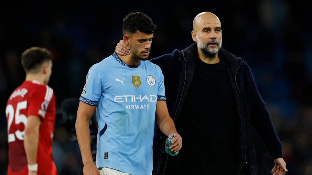 غوارديولا: "نونيز ليس ذكيا ليلعب كوسط ميدان والأظهرة دائما نائمون"