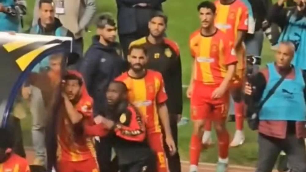 جماهير الترجي ترشق لاعبيها بالقارورات بعد الإقصاء من ربع نهائي دوري أبطال أفريقيا أمام سان داونز