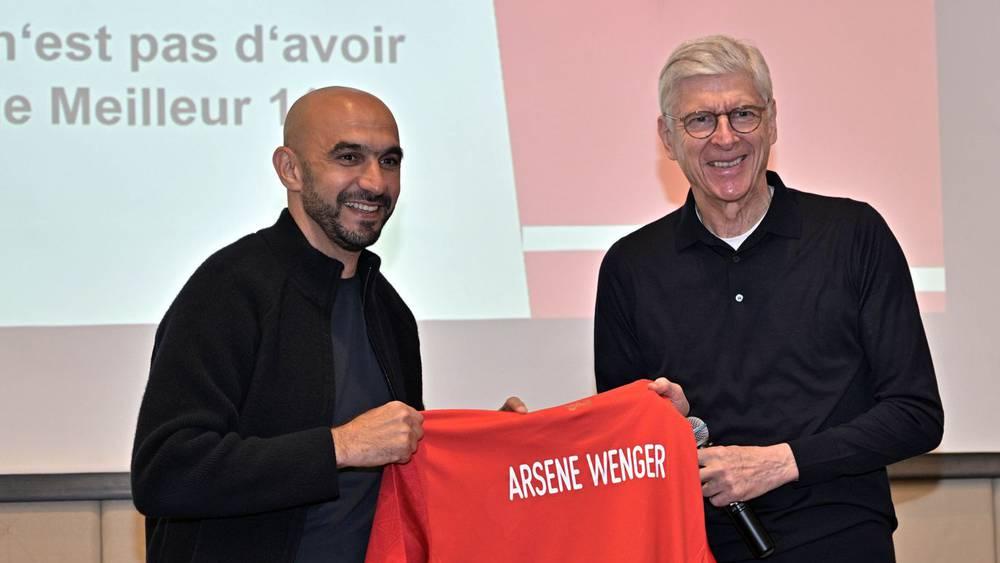 الركراكي: "من الجيد ملاقاة فينغر والاستفادة منه.. إنه أسطورة عالمية في ميدان التدريب"