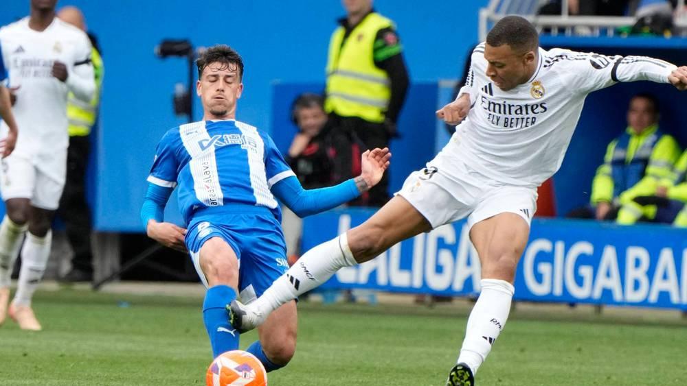 إيقاف مبابي لمباراة واحدة إثر طرده ضد ألافيس بعد تطبيق "الحد الأدنى من العقوبة"