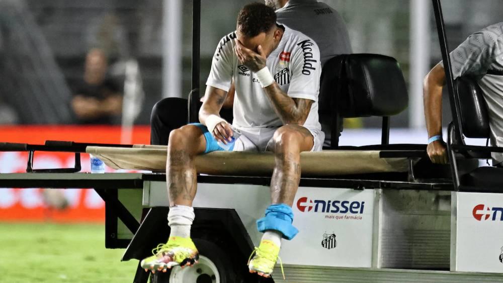 نيمار يصاب من جديد.. لاعب سانتوس يغادر الملعب وهو يذرف الدموع!