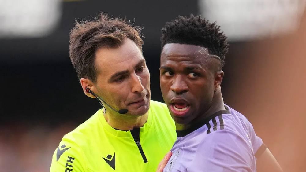 دي بورغوس حكم نهائي كأس الملك.. أدار الكلاسيكو 3 مرات بفوزين لبرشلونة وواحد لريال مدريد