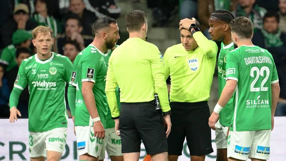سانت إيتيان يُواجه خطر خصم 3 نقاط من رصيده بعد اعتداء أحد مُناصريه على الحَكم المُساعد في مباراة أ.ليون