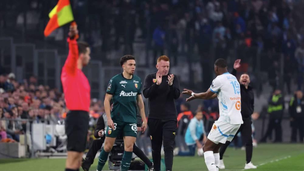 مدرب لانس: "سيكون من الخطأ عدم بناء (مشروع) النادي على نائل العيناوي وعدم السعي إلى تمديد عقده"