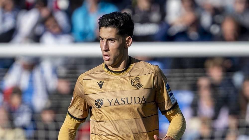 مدرب ريال سوسيداد يؤكد غياب نايف أكرد أمام سيلتا فيغو بسبب الإصابة على مستوى الركبة