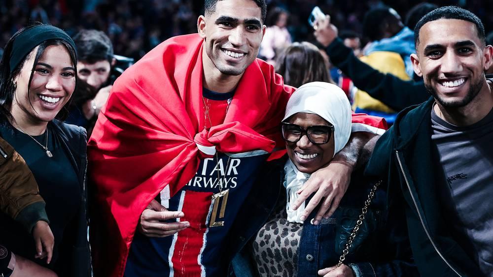 والدة وأشقاء حكيمي يُشاركونه احتفالية تتويجه مع سان جيرمان بلقب "الليغ 1"