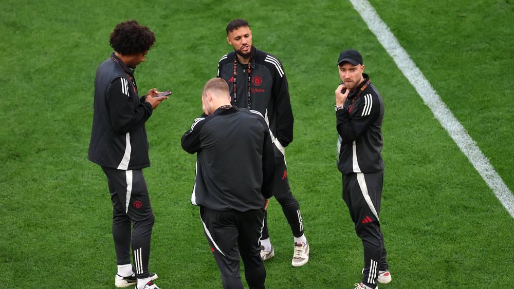 مزراوي ولاعبو مان يونايتد يقومون بجولة تفقدية في "سان ماميس" قبل ملاقاة توتنهام في نهائي الدوري الأوروبي