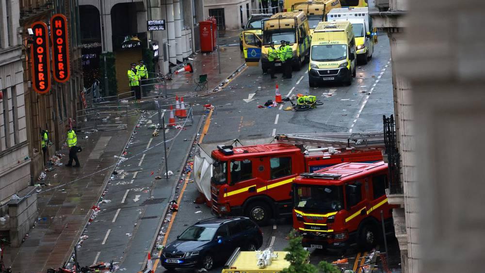 سيارة تدهس حشدا من أنصار ليفربول أثناء احتفالهم بلقب "البريميرليغ" والشرطة تحتجز السائق!