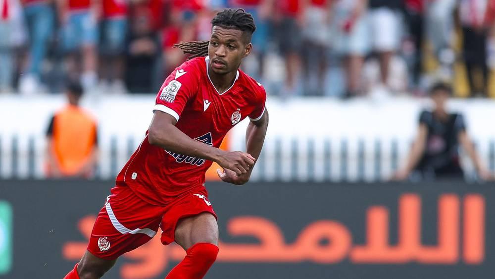 مهدي مبارك يُتوج بجائزة أفضل وسط ميدان محوري في الدوري المحلي لموسم 2024-2025 حسب استفتاء "البطولة"