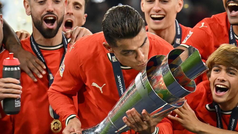 رونالدو: "شعرت بالإصابة قبل المباراة.. لكن كان علي المشاركة حتى لو اضطررت لكسر ساقي في سبيل منتخب بلدي"