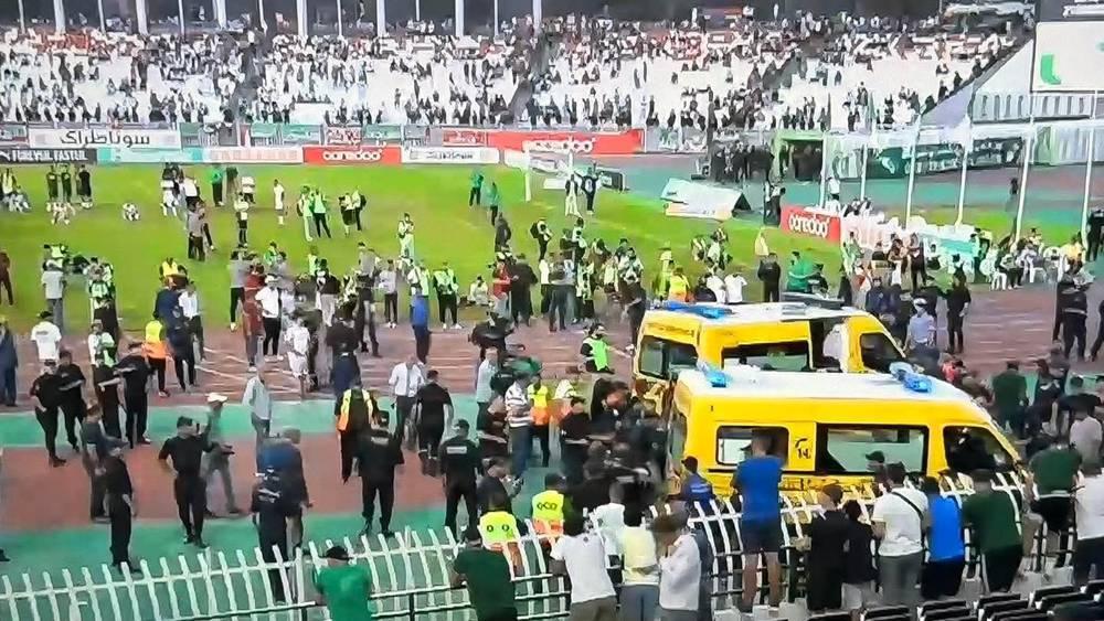 حالة وفاة و11 مصابًا في حادث سقوط جماهير مولودية الجزائر في ملعب 5 جويلية خلال احتفالات التتويج بالدوري الجزائري