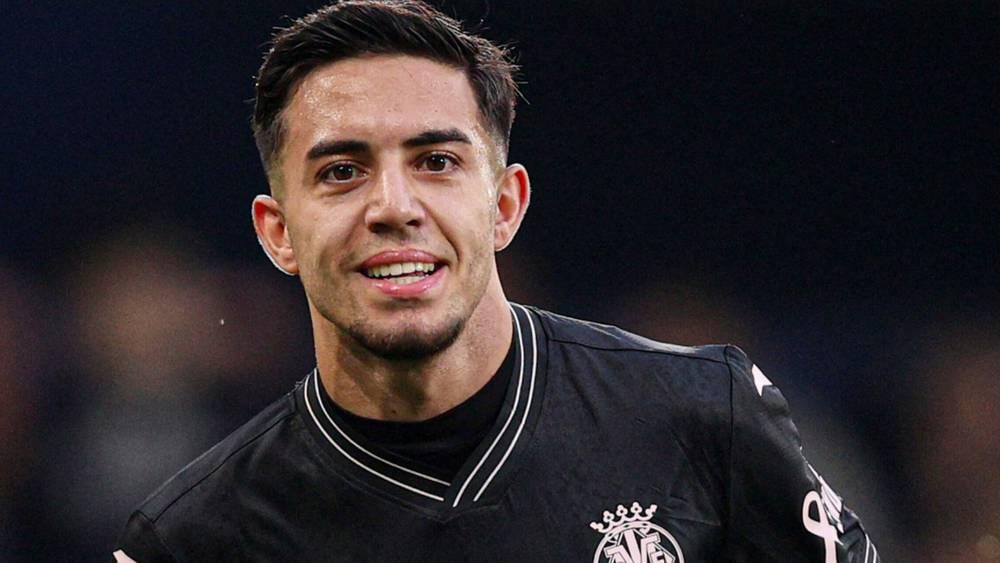 أخوماش يتلقى الضوء الأخضر للعودة إلى تداريب فياريال بعد غياب طويل بسبب الإصابة