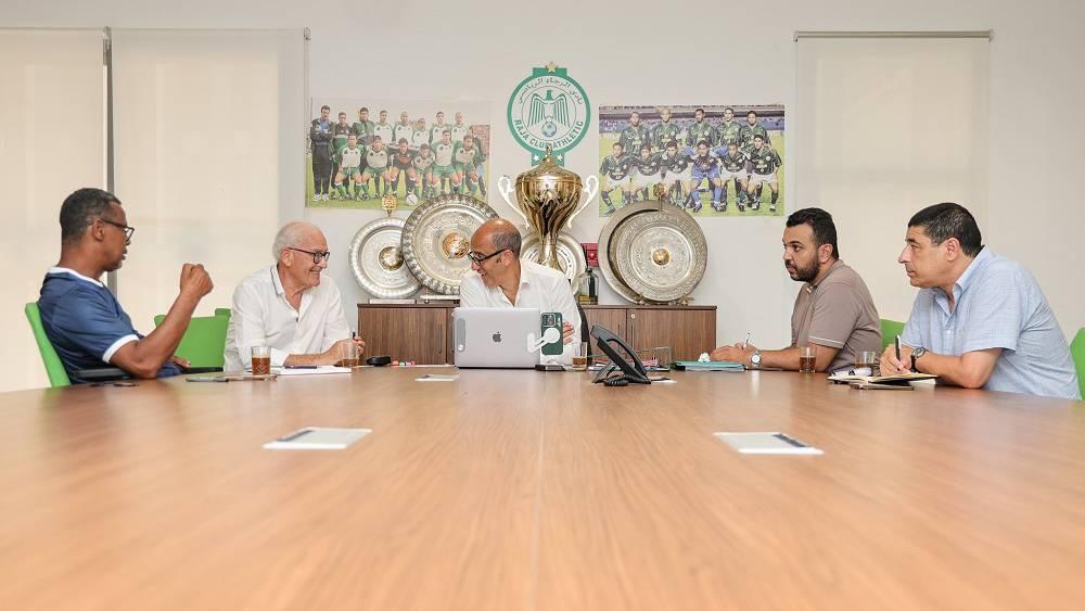 الزيات يباشر مهامه داخل الرجاء ويعقد أول اجتماع مع مدرب الفريق الشابي استعدادا للموسم الجديد