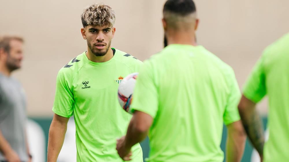 الزلزولي يغيب عن رحلة ريال بيتيس صوب البرتغال لاستكمال مرحلة تعافيه من الإصابة