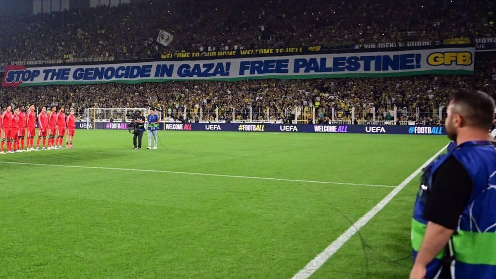 "أوقفوا الإبـادة الجماعـية في غرة".. رسالة "ضخمة" من جماهير فنربخشة في ملحق دوري أبطال أوروبا تضامنا مع فلسطين