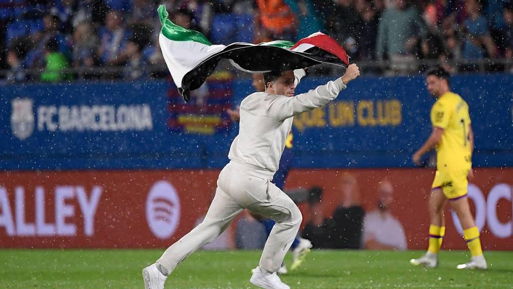 رابطة "الليغا" ترفع شكوى ضد مشجع اقتحم ملعب "يوهان كرويف" رافعا علم فلسطين في مباراة برشلونة وخيتافي