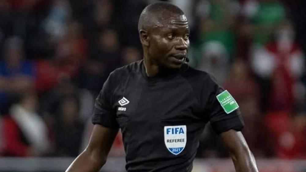 الحكم الكونغولي "جون جاك ندالا" يقود مباراة الجيش الملكي وحوريا كوناكري في عصبة الأبطال