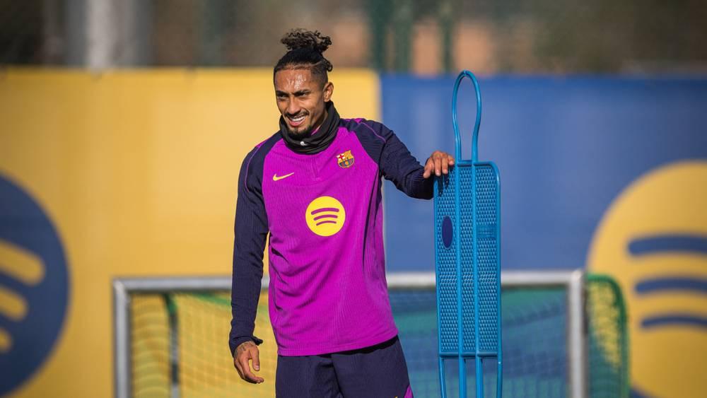 بعد غياب دام قرابة شهرين.. رافينيا يعود في مباراة افتتاح "كامب نو"