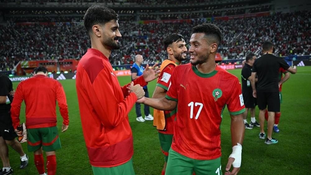كأس العرب/ المنتخب المغربي بالقميص الأحمر ونظيره الإماراتي بالزي الأبيض