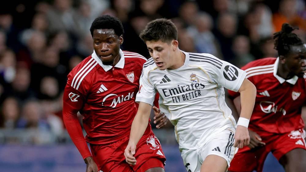 لاعب إشبيلية ينتقد التحكيم بعد الخسارة ضد ريال مدريد: "أُفضل أن أصمت.. كل عام يتكرر الأمر ذاته في هذه المباريات!"