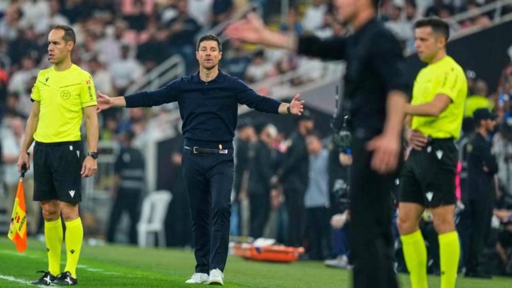 ألونسو يدافع عن فينيسيوس ويهاجم سيميوني قبل نهائي السوبر