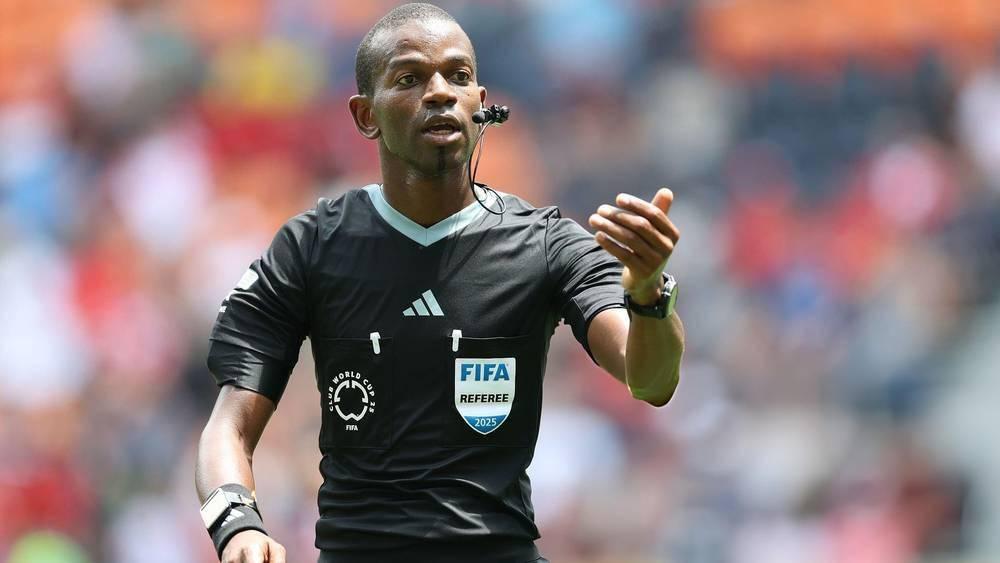 Issa Sy (Sénégal) arbitre Algérie-Nigeria, Pierre Atcho (Gabon) à la VAR