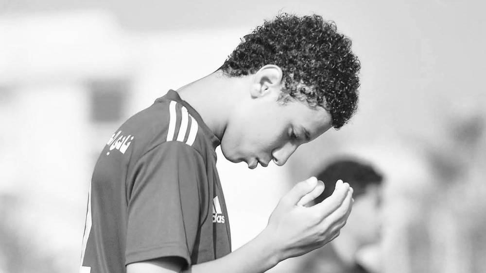 وفاة "معتصم زكريا" لاعب كرة قدم مصري في حادث سير أثناء توزيع وجبات الإفطار