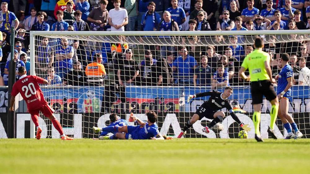 L'expulsion de Djené Dakonam ouvre la voie au succès de Séville face à Getafe