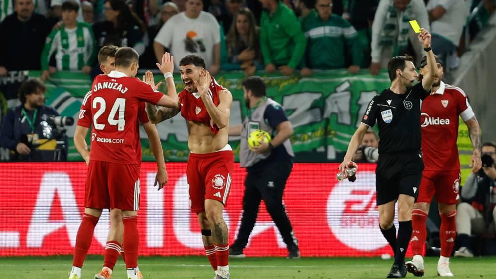 حكم مباراة إشبيلية وبيتيس يوثق واقعة إلقاء زجاجات في ملعب لا كارتوخا