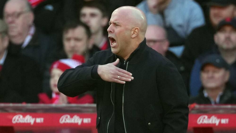 آرني سلوت ينتقد تزايد الاعتماد على الكرات الثابتة في الدوري الإنجليزي