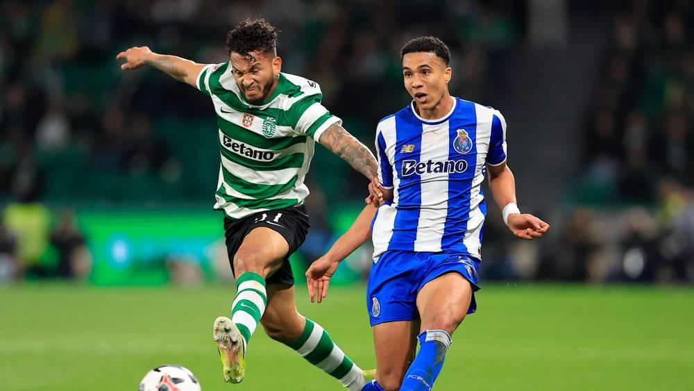 بواش يلاحق سواريز قانونياً بتهمة إهانة الحكام في كلاسيكو البرتغال