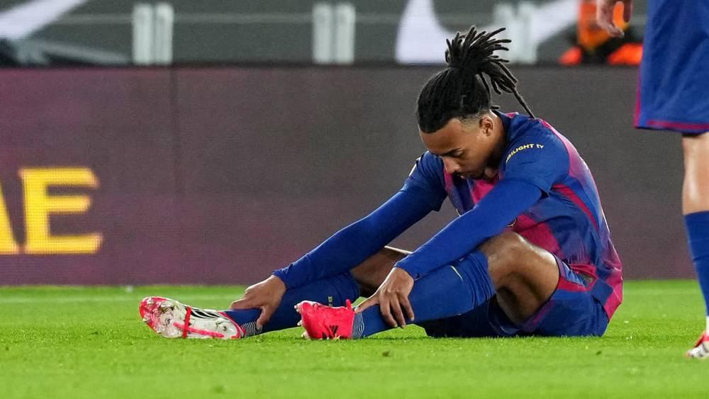 إصابة جول كوندي في نصف نهائي كأس ملك إسبانيا تضع برشلونة في مأزق دفاعي