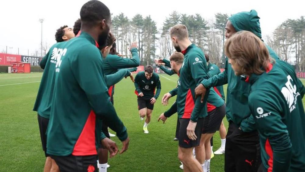 سانتياجو خيمينيز يعود إلى تدريبات ميلان الجماعية بعد غياب دام أربعة أشهر ونصف