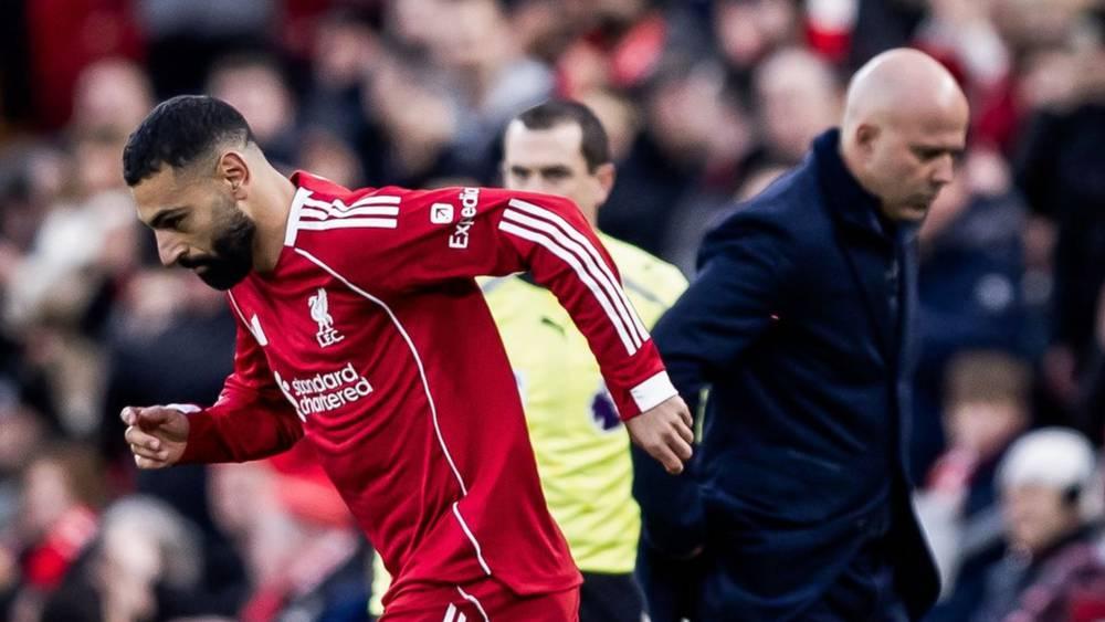 صلاح يغادر مصابا ضد غلطة سراي.. سلوت يوضح حالته الصحية