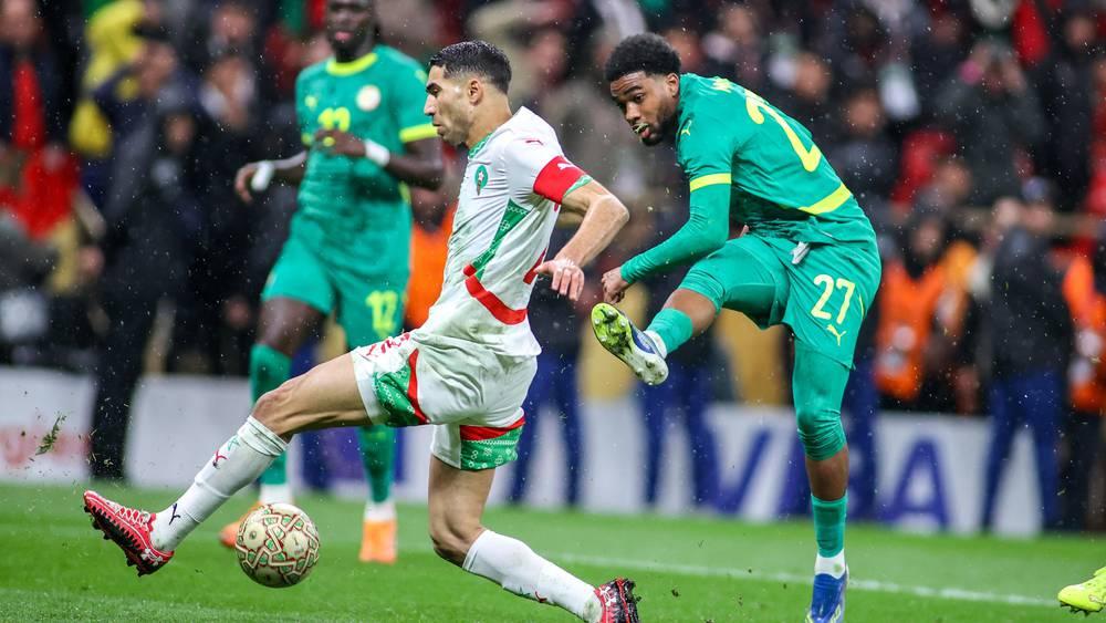 إبراهيم مباي (لاعب السنغال): "حكيمي أخبرني بقرار الكاف… الميدالية ما زالت لدي والكأس في المنزل"