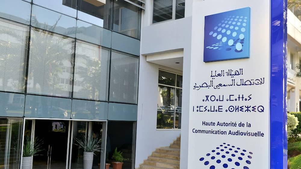 الهاكا تُنذر إذاعة خاصة وتوقف أحد برامجها بسبب الإساءة في حق لاعب بالمنتخب المغربي