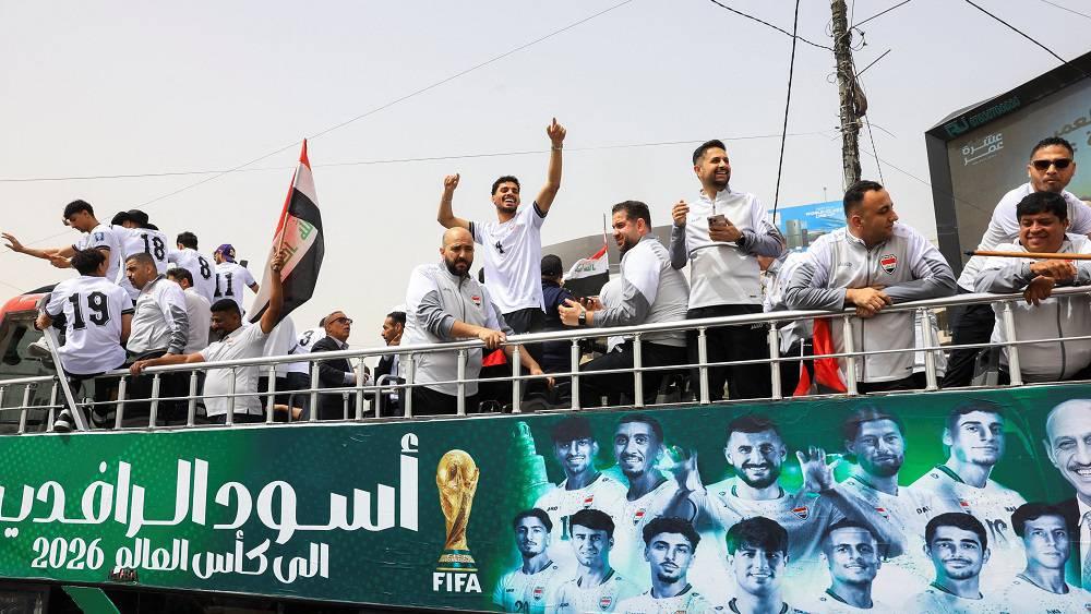 جوازات سفر دبلوماسية ومنازل.. الحكومة العراقية تعلن حزمة تكريمات لـ"أسود الرافدين" بعد التأهل للمونديال