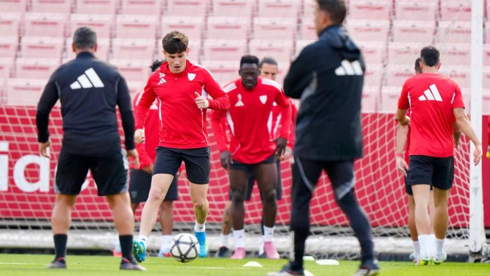 أنتونيو كوردون يتابع تدريبات إشبيلية الأخيرة ويجتمع ببعض اللاعبين قبل موقعة أتلتيكو مدريد