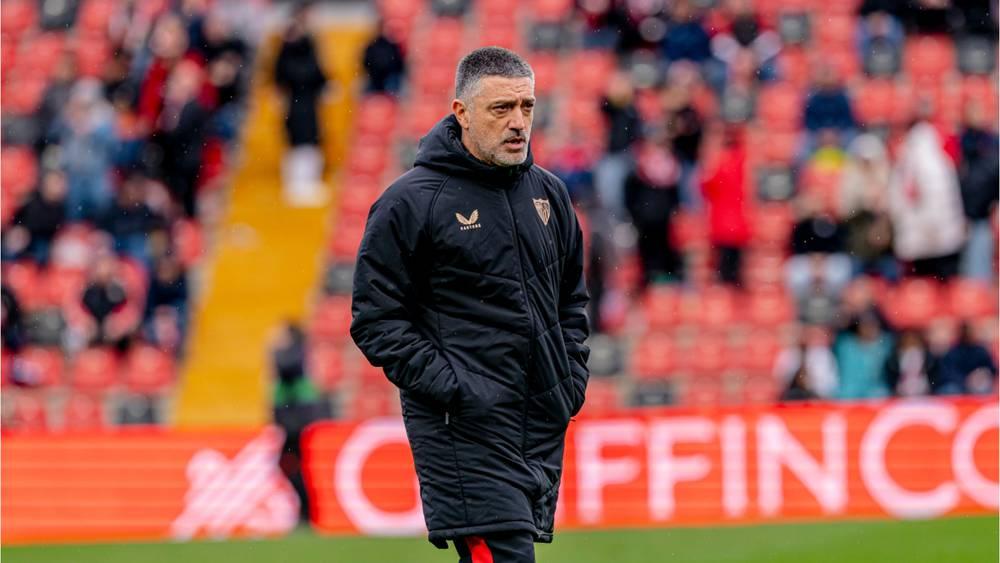 إشبيلية يقيل مدربه غارسيا بيمينتا ويعين خواكين كاباروس خلفاً له